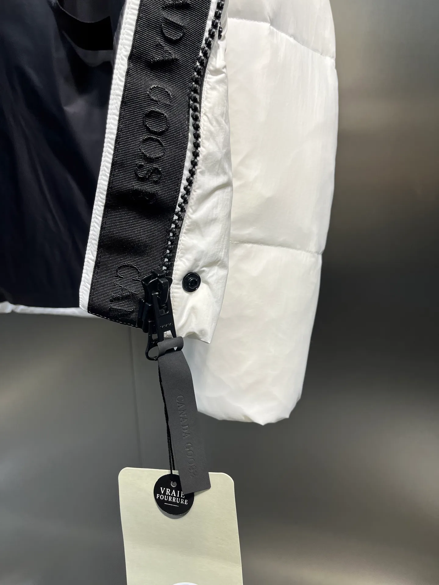 P740 Canada Goose🌟Ouyang Nana's same style 3m reflective black label down jacket junction junction parka is light weight and warm. The Junction Parka is made from soft enduraluxe fabric with cordura for added durability in high-wear areas, making it lightweight and durable. 360-degree reflective strips on the collar improve visibility in low-light environments. Features a removable hood for easy wearing during transitional periods when the weather warms up.  size：xs-xxl